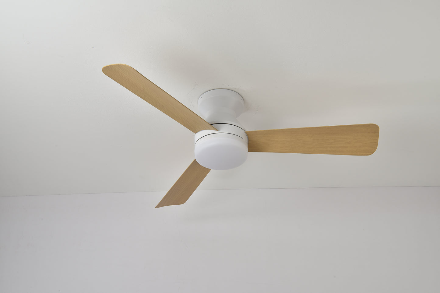 Ventilador de Techo con Luz LED 42” (106 cm) – 3 Aspas, Motor DC Silencioso, 6 Velocidades, Modo Verano/Invierno, CCT Regulable, Blanco o Madera Clara