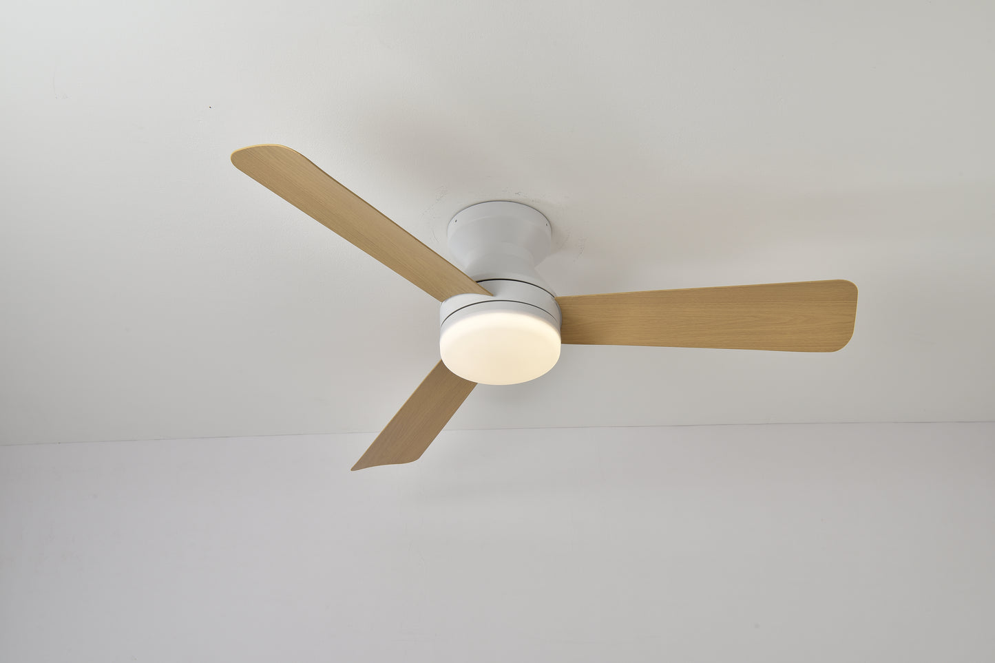 Ventilador de Techo con Luz LED 42” (106 cm) – 3 Aspas, Motor DC Silencioso, 6 Velocidades, Modo Verano/Invierno, CCT Regulable, Blanco o Madera Clara
