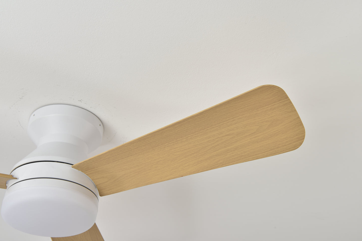Ventilador de Techo con Luz LED 42” (106 cm) – 3 Aspas, Motor DC Silencioso, 6 Velocidades, Modo Verano/Invierno, CCT Regulable, Blanco o Madera Clara