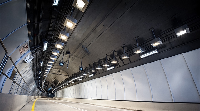 Luz LED brillante para túnel que ilumina un túnel de autopista para mejorar la visibilidad