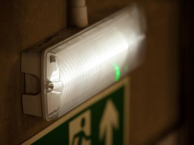 Luz de emergencia LED regulable para preparación ante cortes de energía