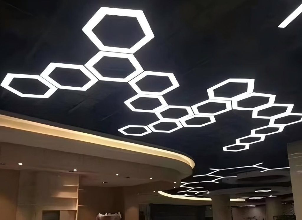 Elegante iluminación hexagonal en una decoración de hogar moderna