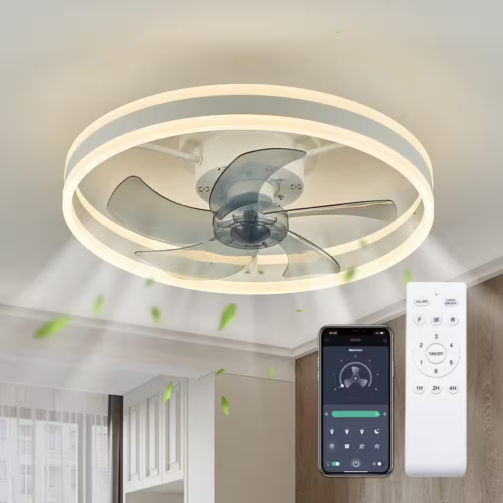 Ventilador de techo LED moderno con aspas plateadas elegantes en una sala de estar contemporánea