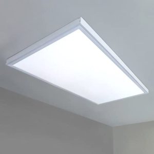 Luz de panel LED cuadrada instalada en una oficina contemporánea