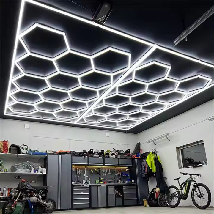 Iluminación LED hexagonal para garajes modernos y funcionales.