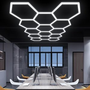 Paneles de luz LED hexagonales de bajo consumo energético en una cocina doméstica