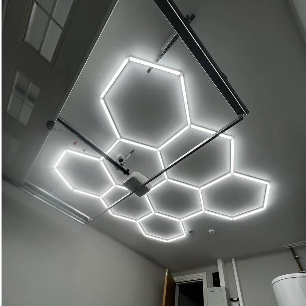 Lámpara LED hexagonal moderna para decoración de interiores.