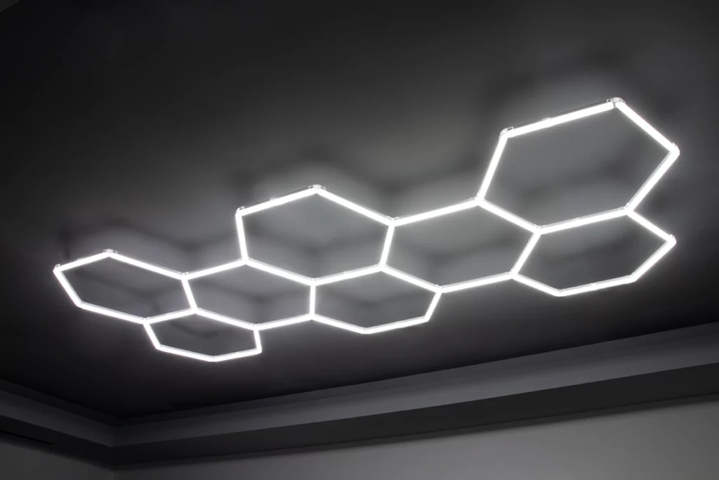 Sala de estar moderna iluminada con luces LED hexagonales