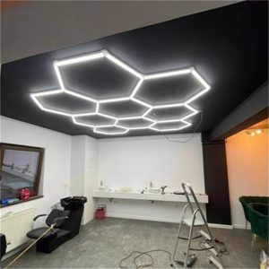 Luces LED hexagonales personalizables instaladas en una pared para diseño creativ