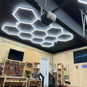 Patrón creativo de luces LED hexagonales en el techo de una sala de estar