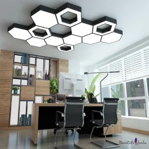 Iluminación LED hexagonal destacando un espacio comercial modern