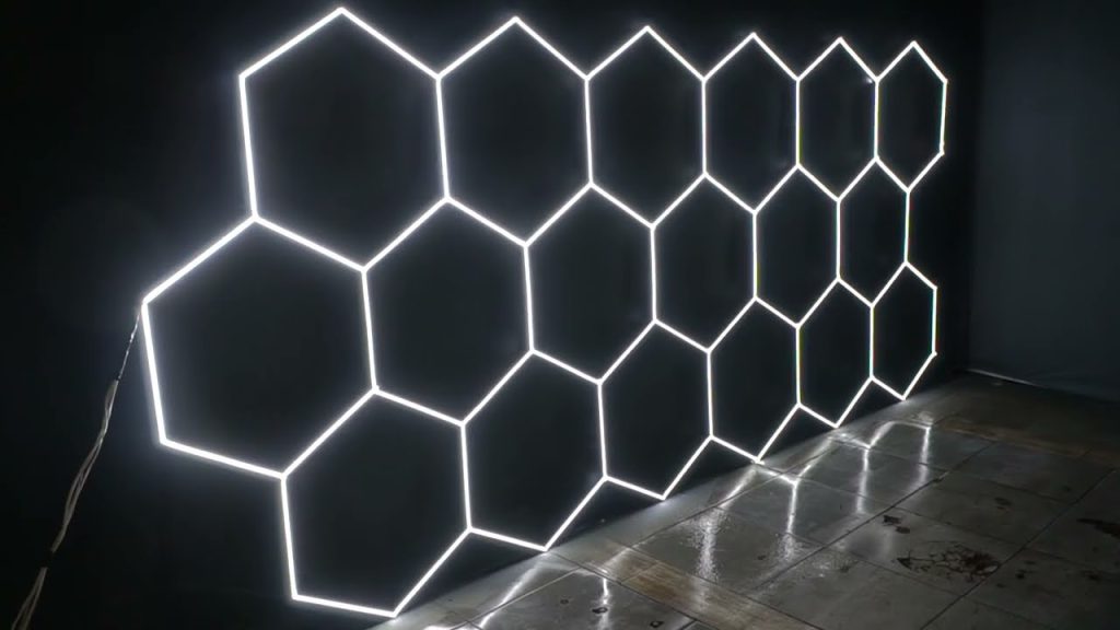 Primer plano de un panel de luz LED hexagonal para diseño de interiores moderno