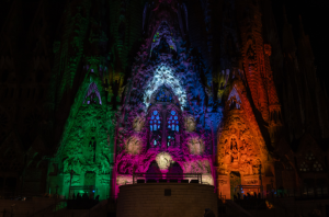 Iluminación decorativa en fachadas comerciales para atraer clientes