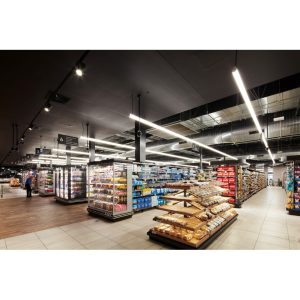 Luces lineales LED en una tienda de ropa para destacar productos