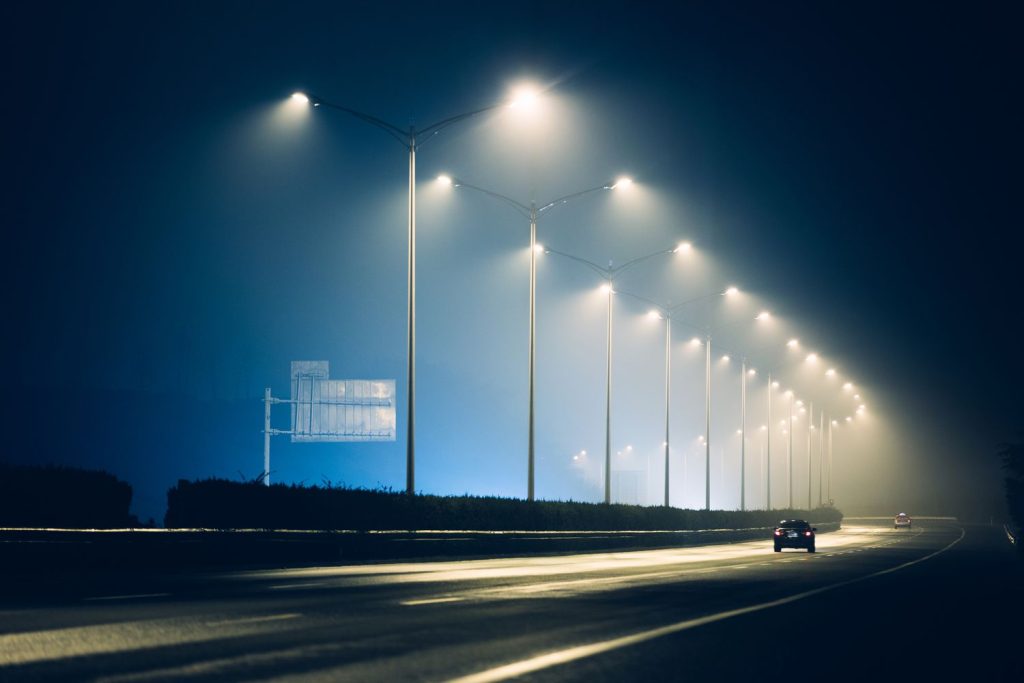 Primer plano de una luminaria LED para calles con carcasa resistente y lentes ópticas.