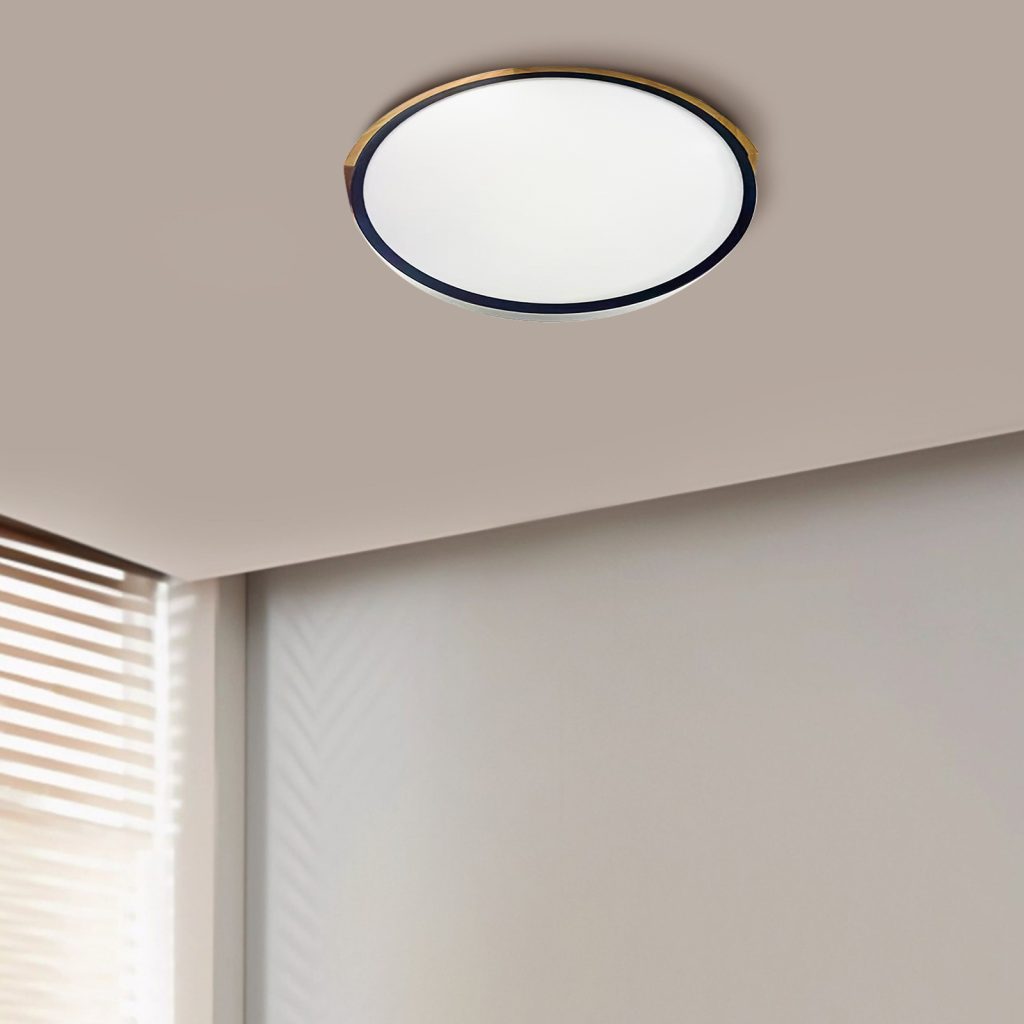 Vista superior de un plafón LED iluminando una cocina blanca