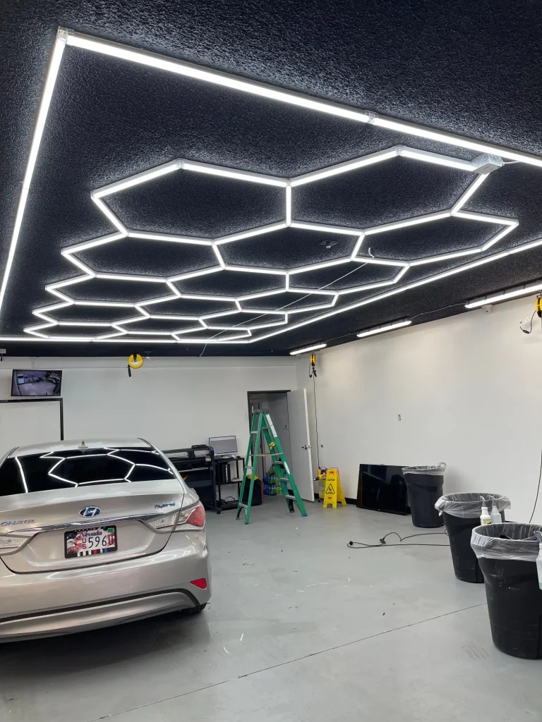 Hexágonos de luz LED modernos instalados en el techo de una oficina