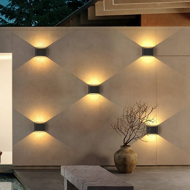 Instalación de luz LED exterior de pared en un jardín residencial.