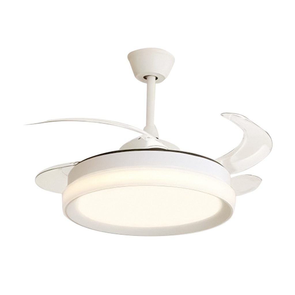 Ventilador con LED moderno instalado en el techo de una sala elegante