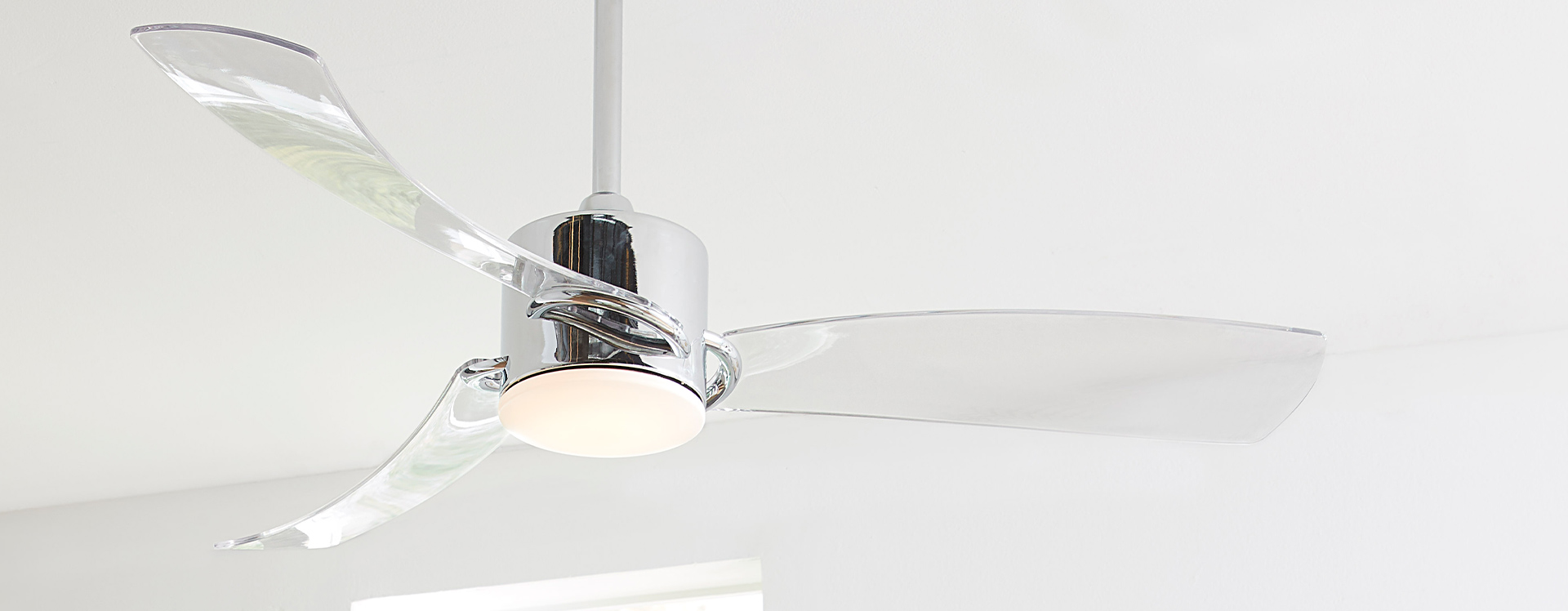 Lámpara ventilador LED instalada en el techo
