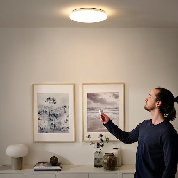 Soluciones LED para techos instaladas en un hogar moderno