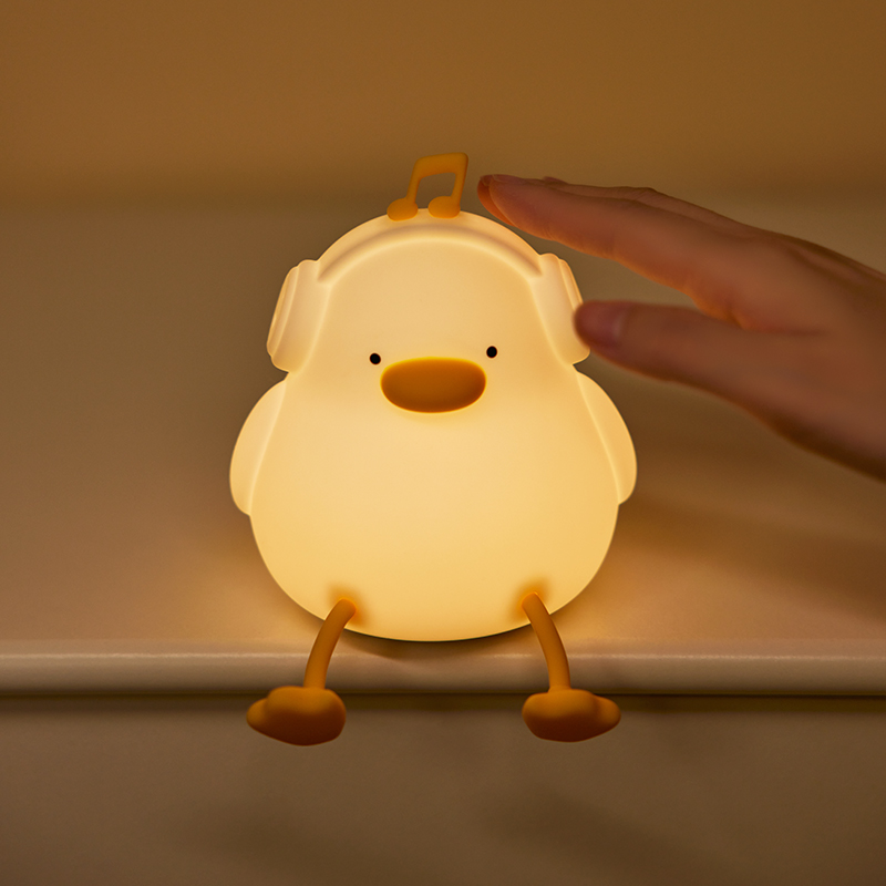 Luz nocturna LED decorativa en dormitorio moderno con iluminación tenue