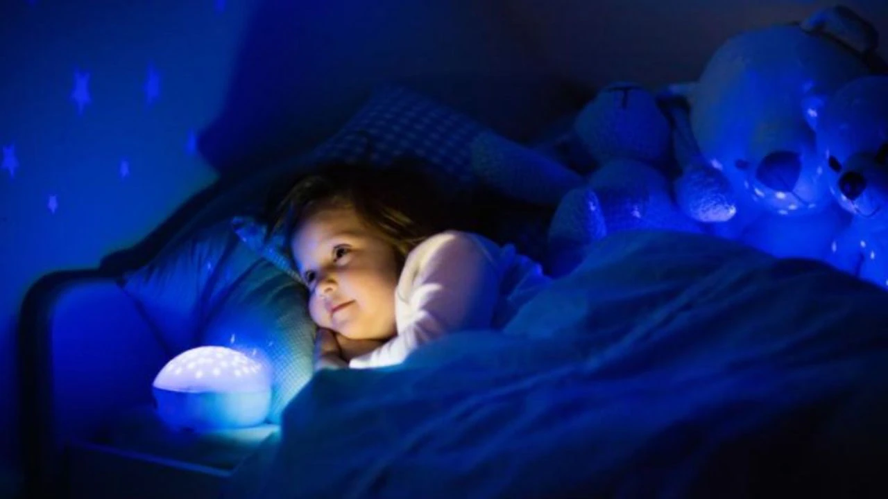 Caja de presentación de luz nocturna LED recargable con instrucciones en español