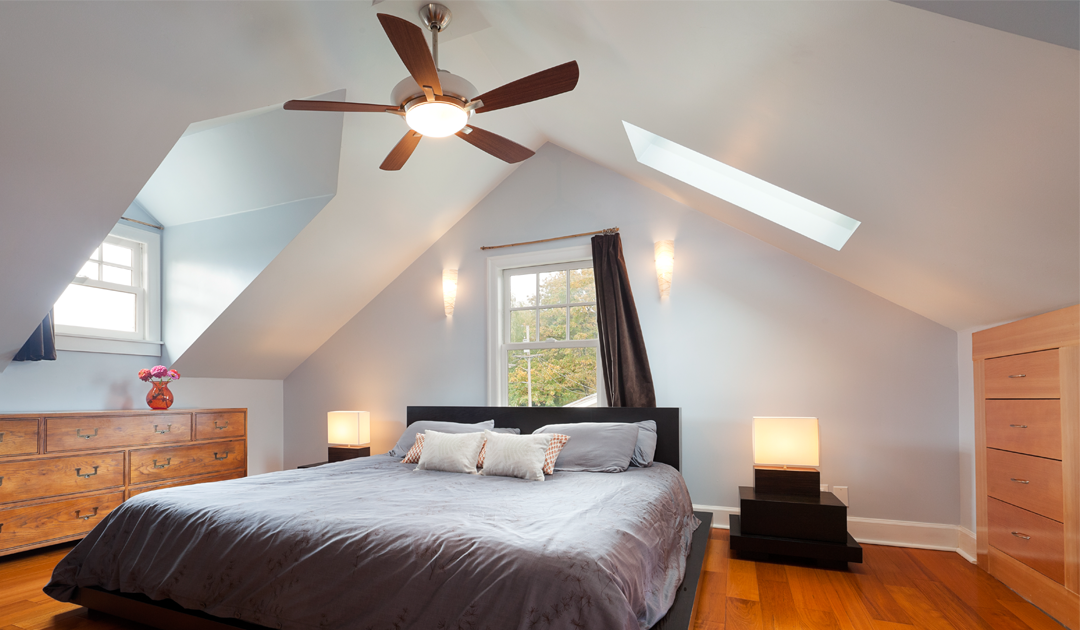 Dormitorio elegante con ventilador con luz LED silencioso encendido